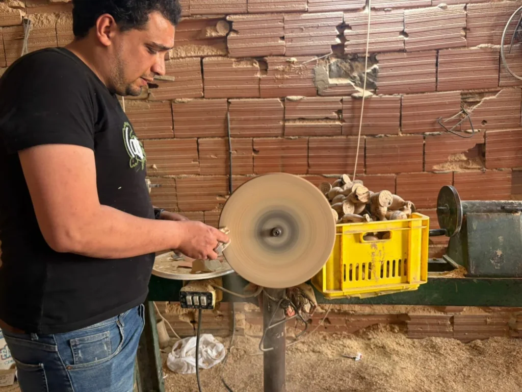 Ponçage de bâtons en bois d’olivier pour une finition lisse