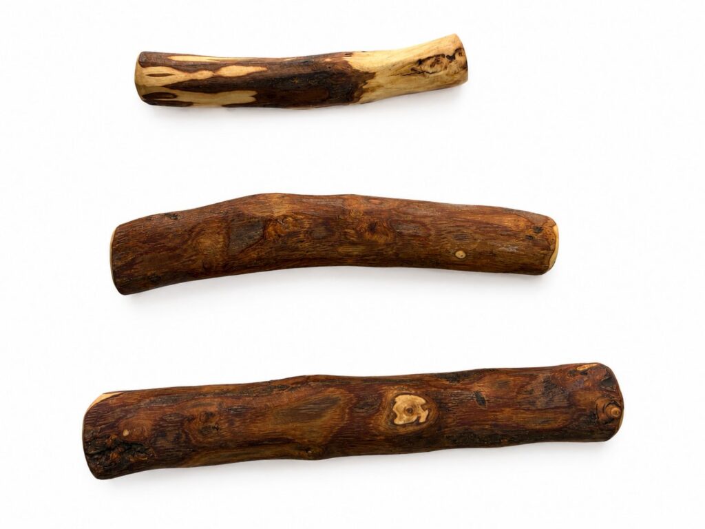 Trois vrais bâtons en bois d’olivier en tailles S, M et L